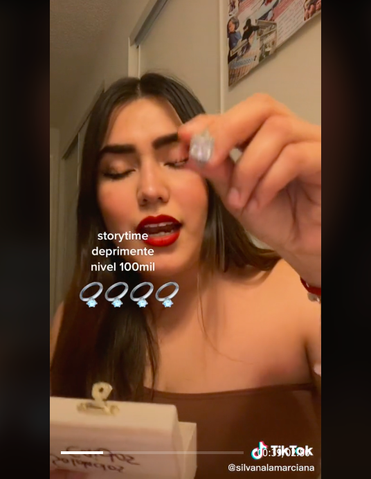 Se hace viral en TikTok por presumir los anillos de compromisos de sus ex novios