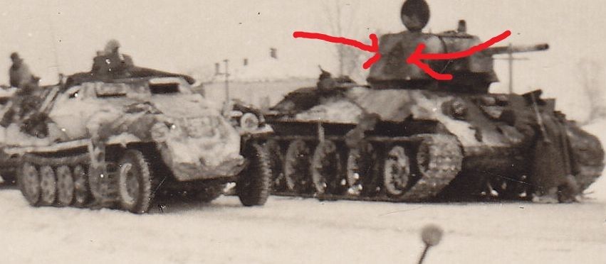 Sd.Kfz.251 Schützenpanzerwagen vor erbeuteten T-