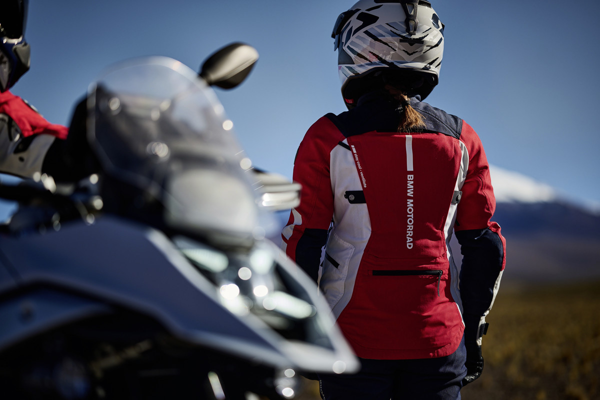 P90533823_highRes_bmw-motorrad-clothin