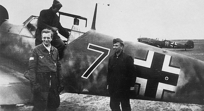 Joachim Brendel junto a dos mecánicos y su BF-109F de la JG51, en el frente de Ruso en 1942 Joachim Brendel junto a dos mecánicos y su BF-109F de la JG51, en el frente de Ruso en 1942