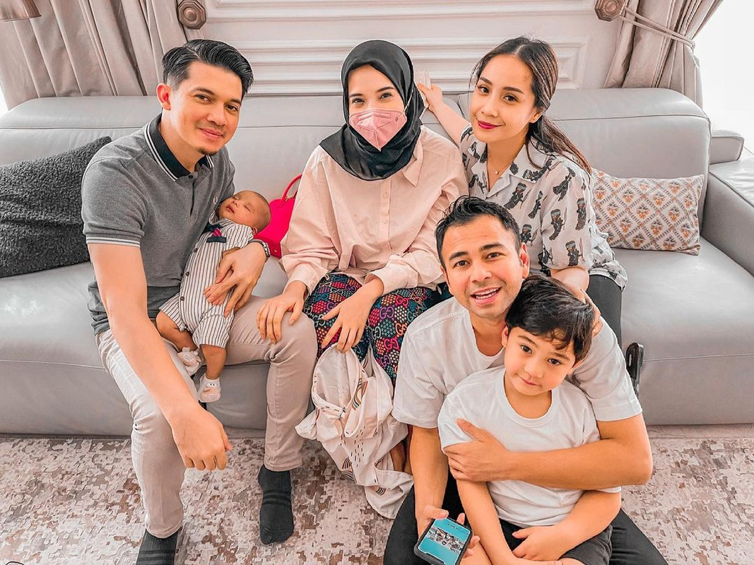 Zaskia Sungkar dan Irwansyah memberikan kado untuk Nagita Slavina dan calon buah hati kedua