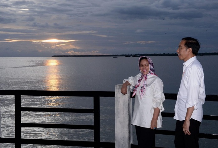Jokowi dan Iriana saat berada di atas jembatan.