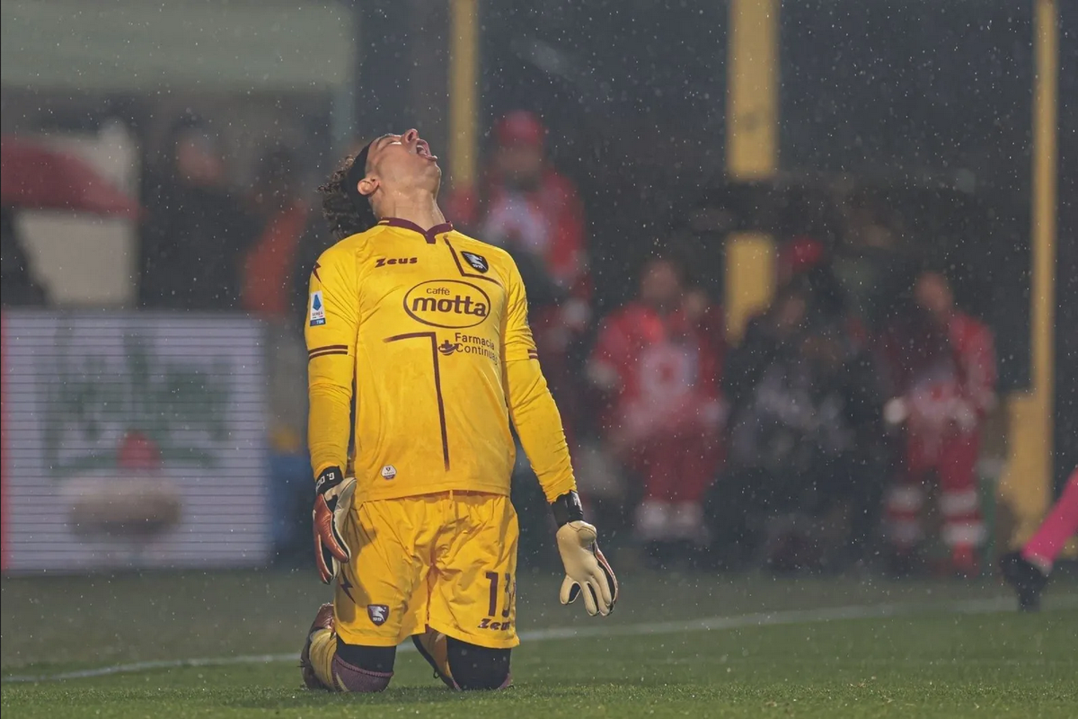Video: Errores de Memo Ochoa provocan la goleada a la Salernitana