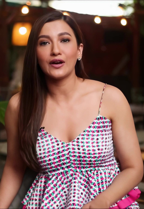 [Image: Gauahar-Khan-01-014.jpg]