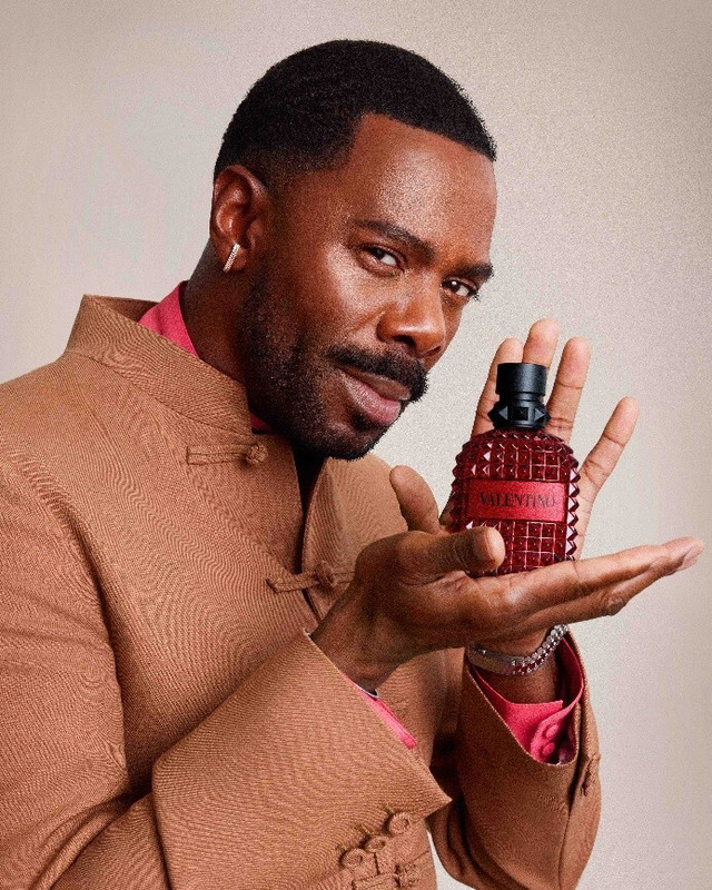 Colman Domingo con Valentino Beauty Born in Roma Ruby Uomo Colman Domingo con il profumo Valentino Beauty Born in Roma Ruby Uomo