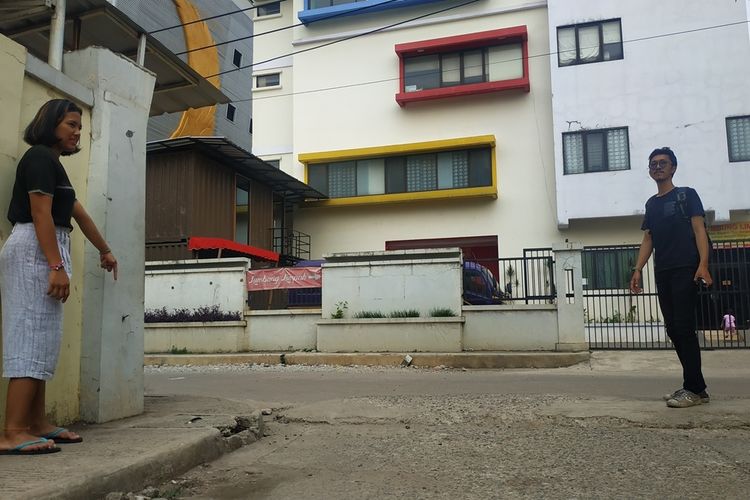 Lidia Anastasia (18) penjaga warung yang menemukan bayi tersimpan dalam kardus, menunjuk lokasi tempat ia menemukan kardus tersebut, Kamis (28/11/2019). Di seberang lokasi penemuan kardus itu, berdiri Panti Asuhan Rumah Shalom yang diduga merupakan panti asuhan yang dimaksud bunda bayi itu dalam surat wasiatnya.