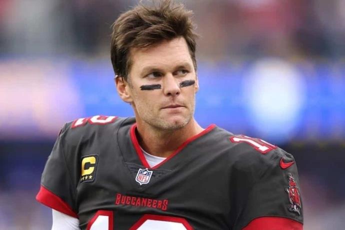 Tom Brady sale del retiro y vuelve a ser jugador de Tampa Bay