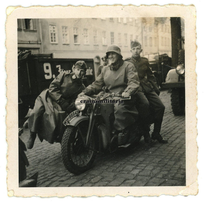 Orig. Foto Heer Kradmelder mit Zündapp Motorrad Mantel in KASSEL