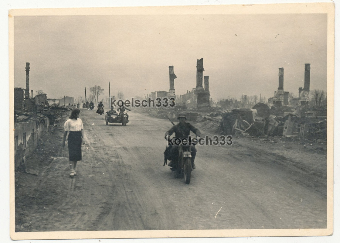 Foto Kradschützen der Wehrmacht fahren durch das zerstörte Witebsk in Russland 1941
