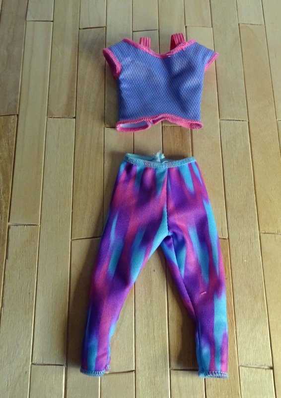 Originaloutfit der Made to Move Barbie von 2021