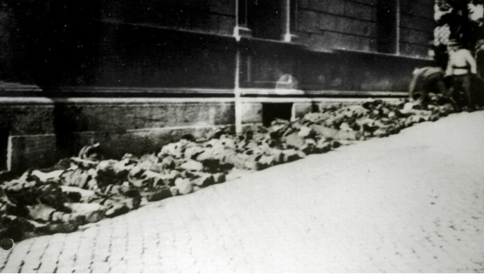 Los cuerpos de los 33 soldados alemanes se alinearon después del ataque del 23 de marzo de 1944