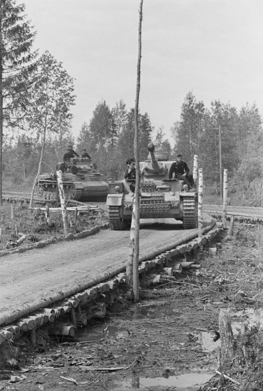 Des blindés Panzer III et Panzer IV. (2)