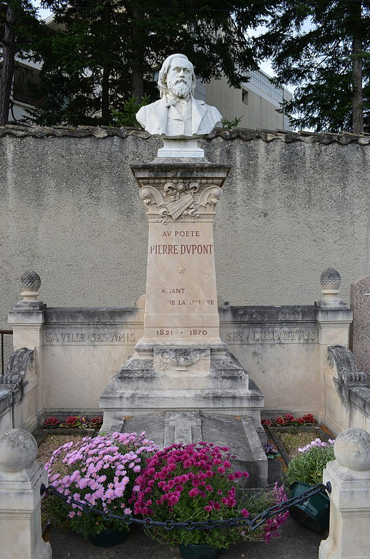 678px-Cimetière_de_la_Croix-Rousse_ancien_(Lyon)_-_tombe_du_poète_Pierre_Dupont