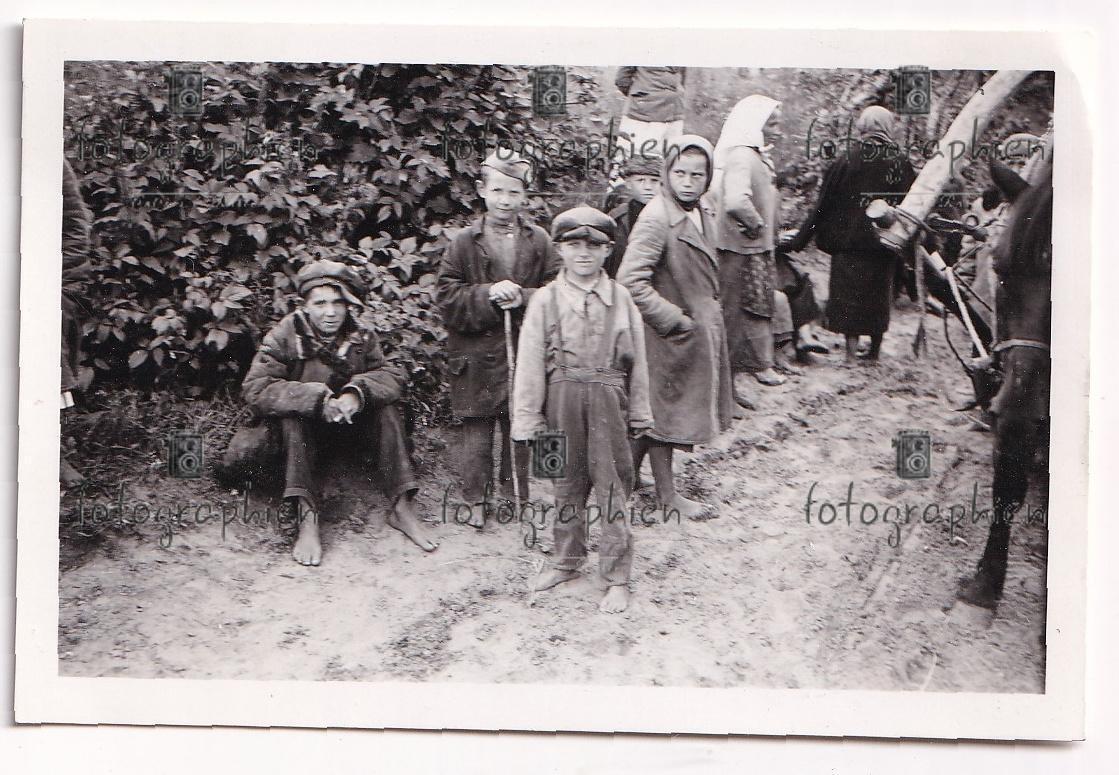 org. Foto Russland Gredyaki bei Welisch Bevölkerung Flüchtlinge Kinder 1942.