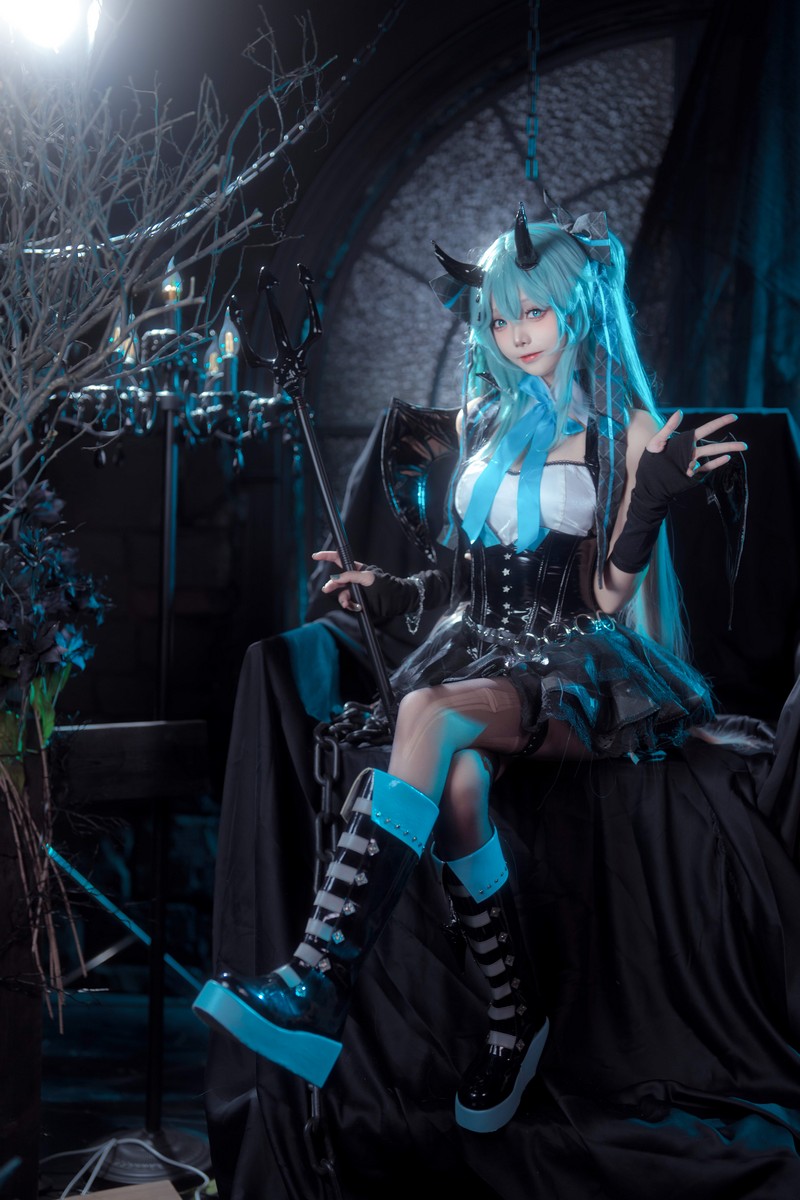 艾西Aiwest 初音未来小恶魔Cosplay写真图集 Miku恶魔主题高清图集 26P (157.7M)插图