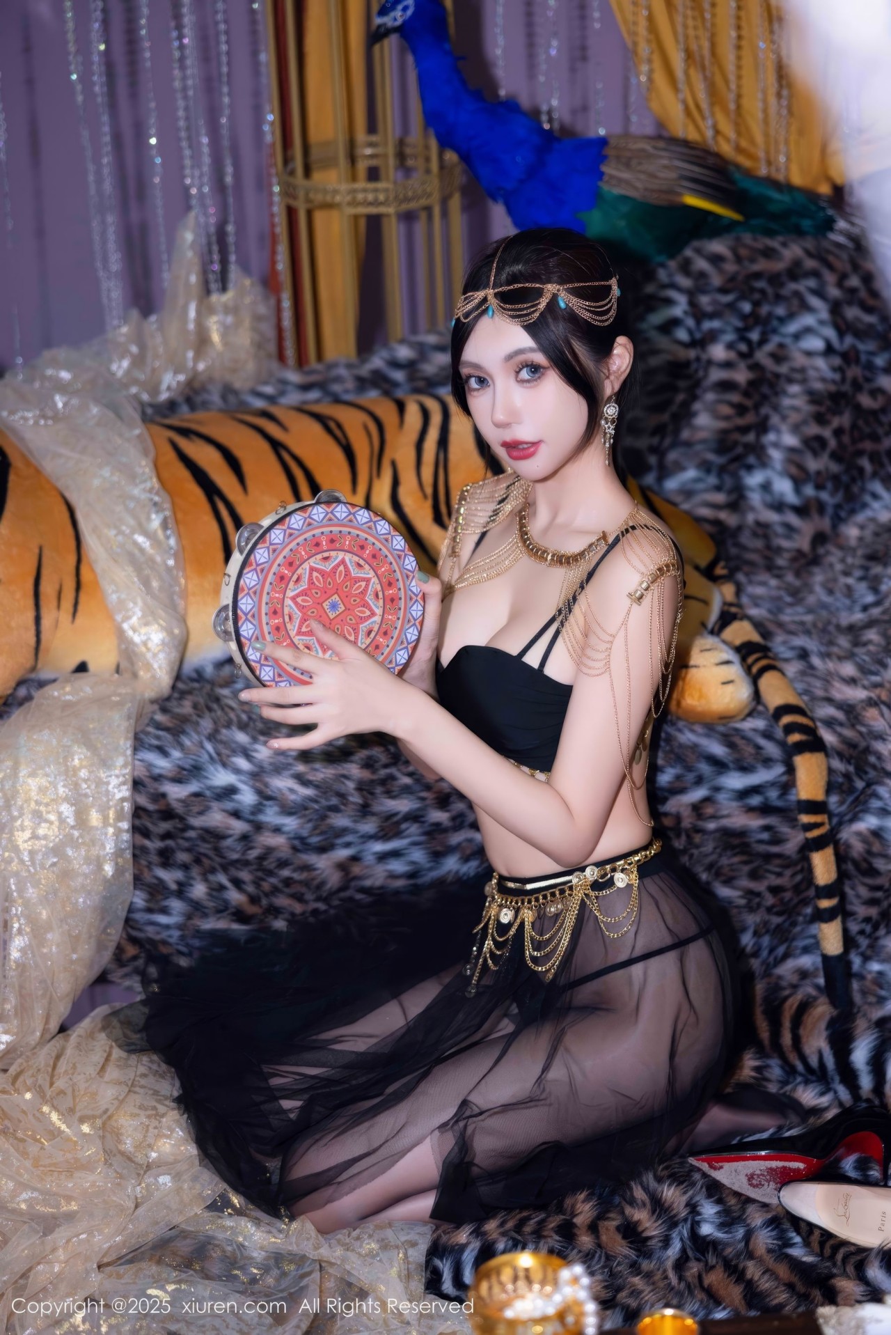 绮里嘉黑色露肩上衣图集79P，时尚造型与舞台感的华丽碰撞插图6