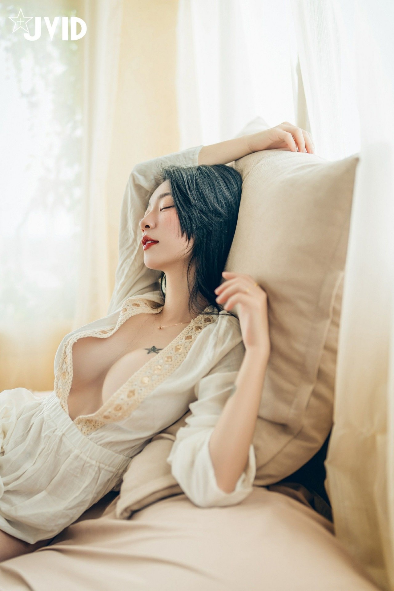 jvid 飄 飄《女神比基尼》美女写真，躺在浴缸场景，尽显性感姿态插图