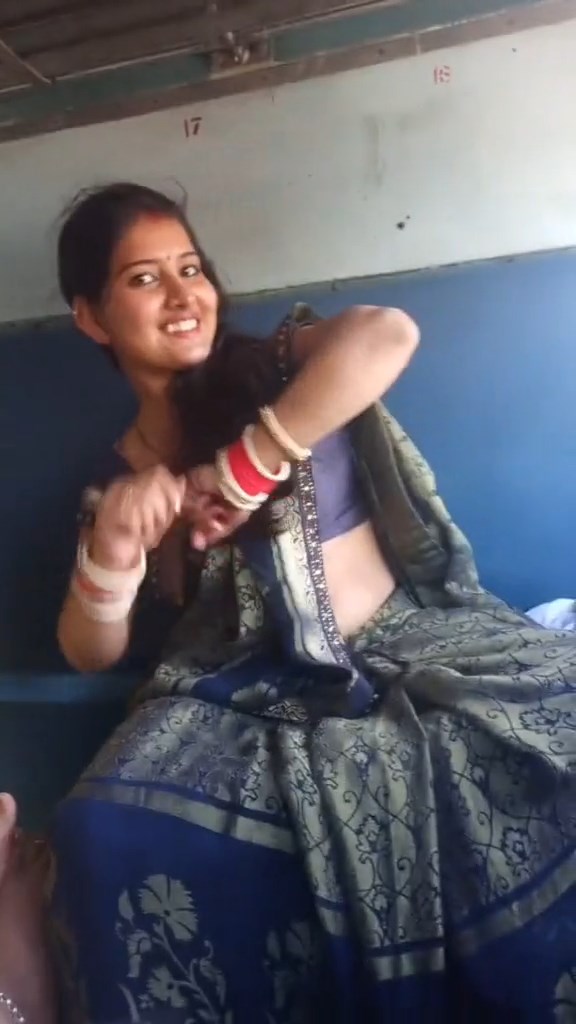 Sexy beautiful desi girl navel from train in blue saree mp4 snapshot 00 10 977 — Postimages