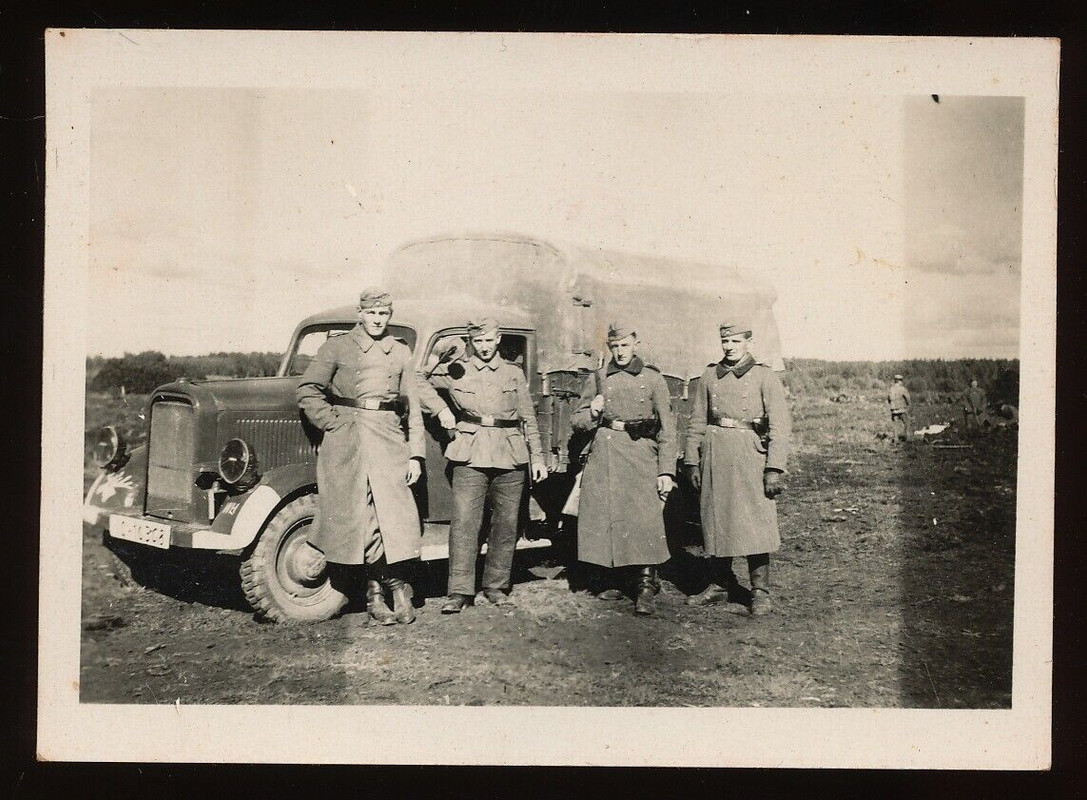 Foto - Soldaten mit LKW   Regimentsabzeichen Elch - 2 (1)