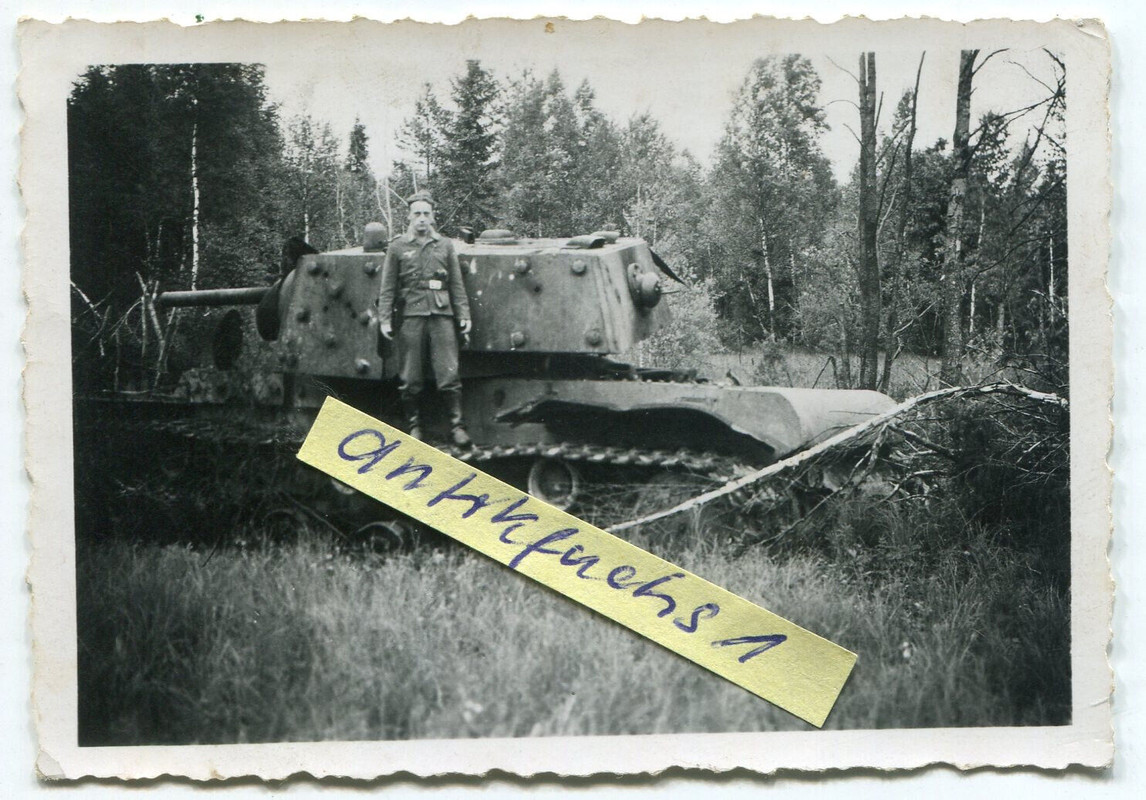 verlassener schwerer Panzer vom Typ KW-2 aus Rußland im 2.WK