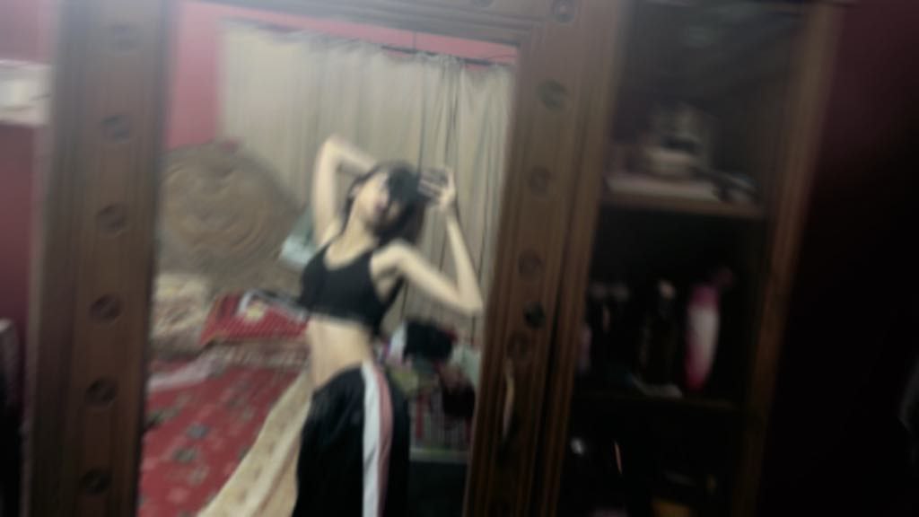 Sexy-Bengali-Influencer-Showing-Fingerin