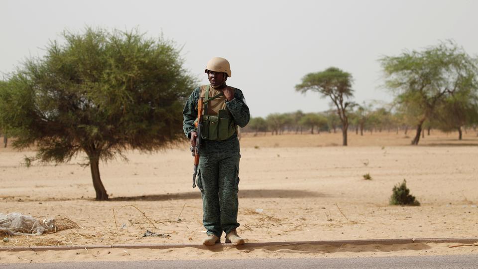 Hombres armados asaltan mercado de Nigeria y matan al menos a 20 personas