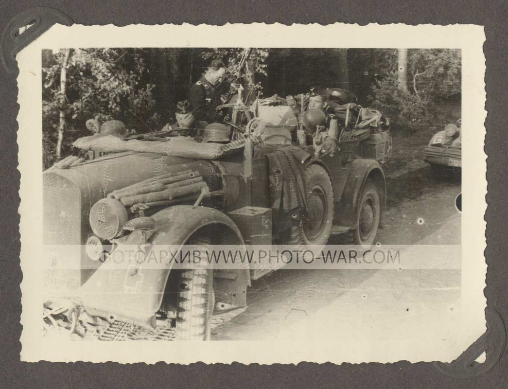 Машина связи m. gl. Einheits-Pkw (Kfz 15). На переднем крыле тактический символ моторизированной рот
