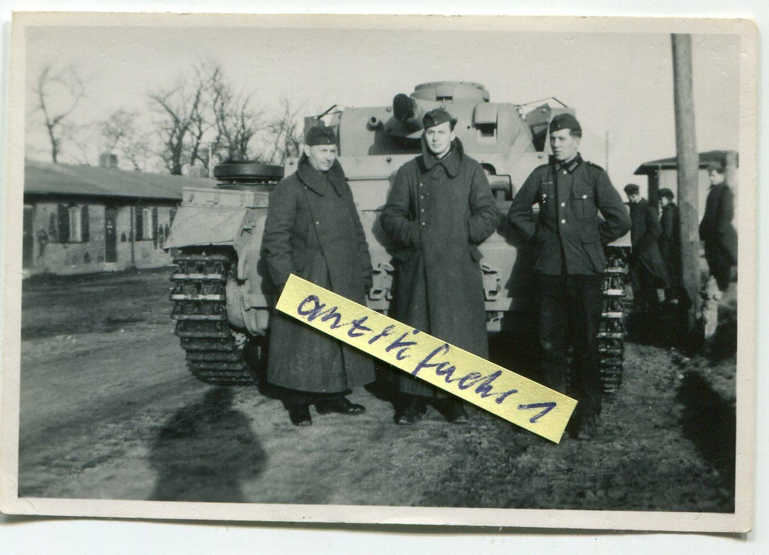 Deutscher Panzer mit Besatzung bei Viborg in Dänemark 1944-