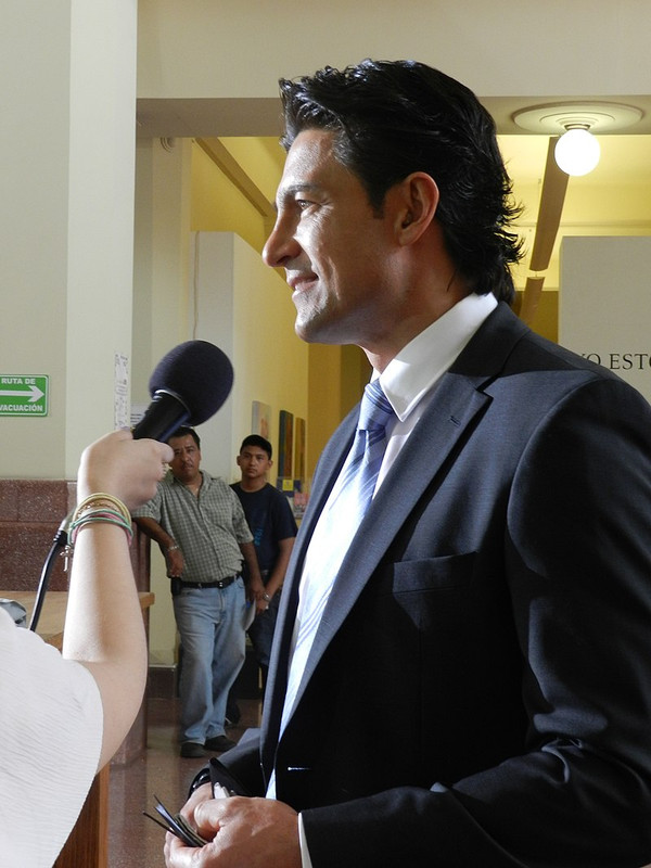 800px-Fernando-Colunga-conferencia