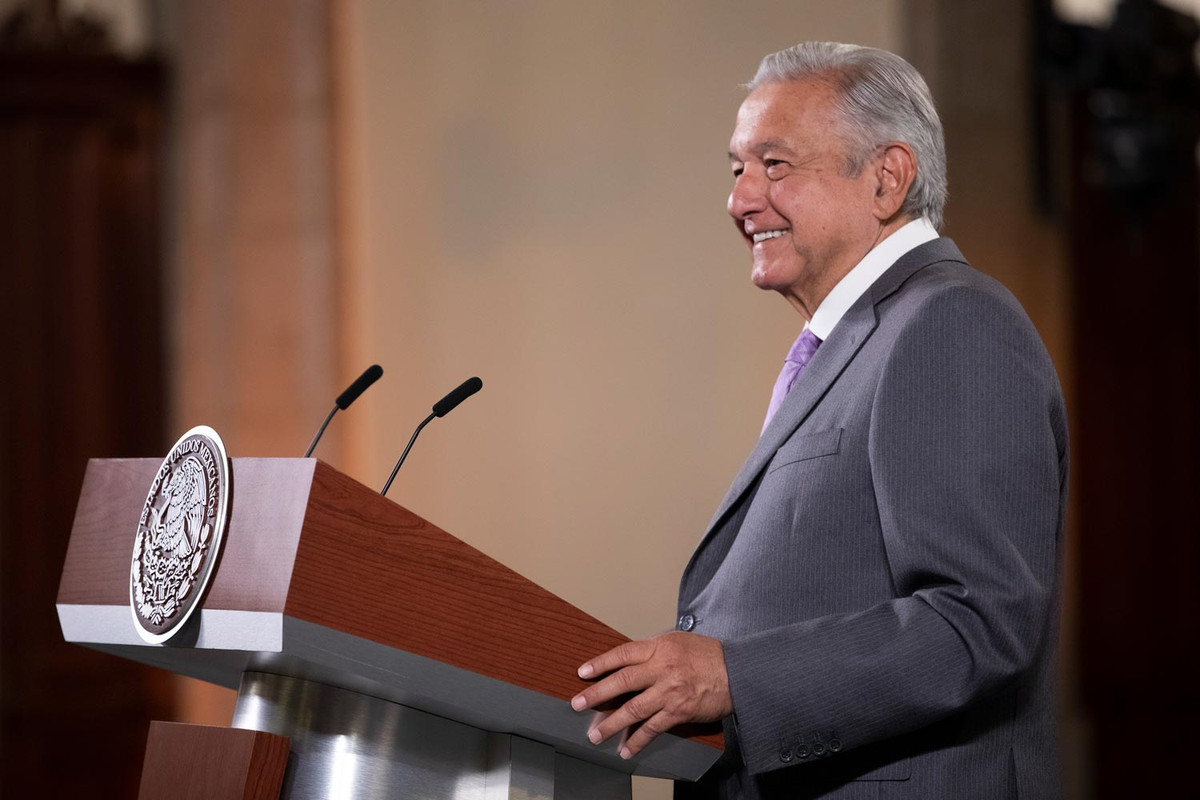 AMLO se siente pobre comparado con periodistas famosos, 'increíble lo que tienen'