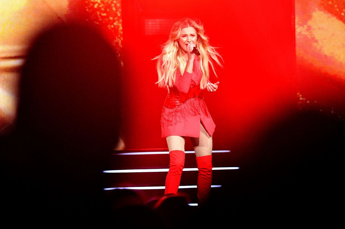 kelsea-ballerini-performs-at-miss-me-more-tour-in-sioux-city-05