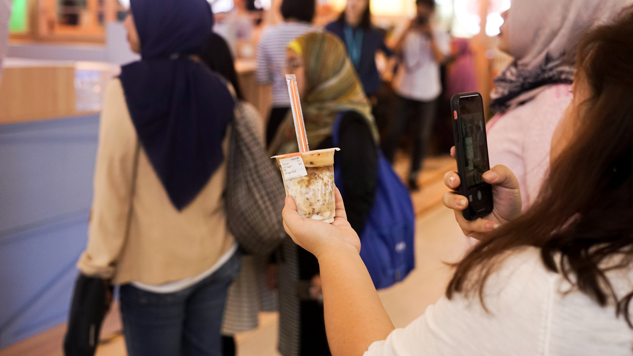 Pengunjung tengah memfoto salah satu produk Fi:ka Kafi