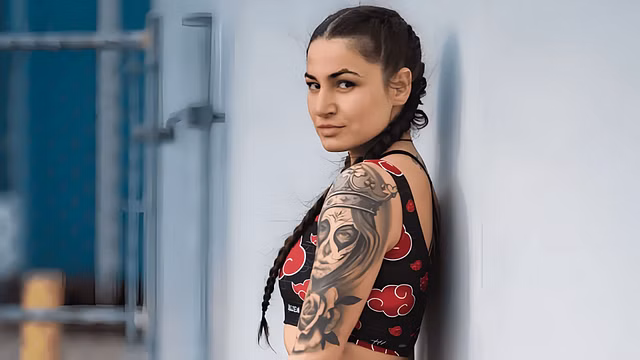 Състезателка на UFC се оплака от фенове, които я искат гола