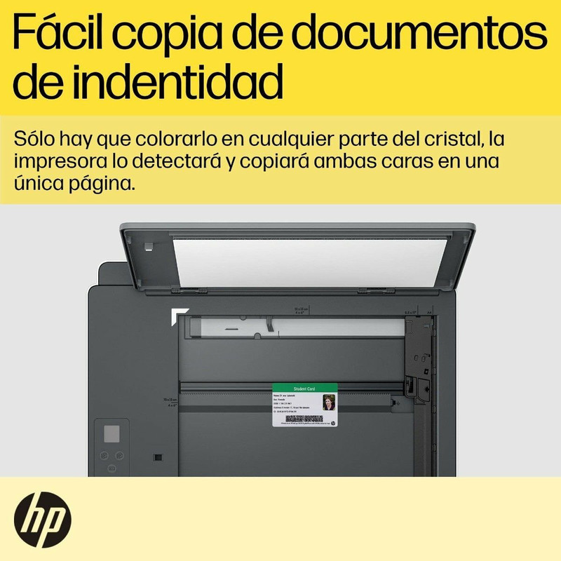 Una persona utilizando la aplicación HP Smart para escanear un documento con su celular.
