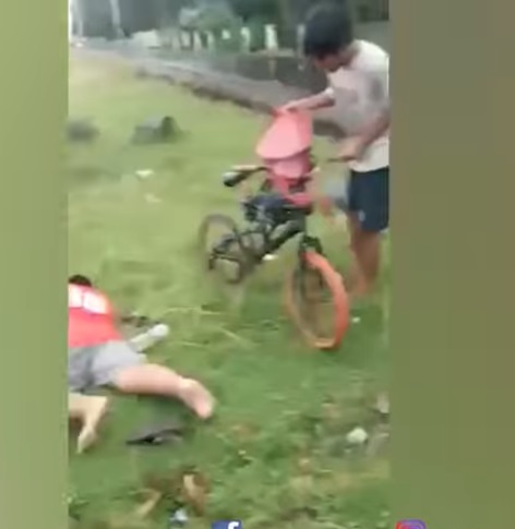 Bocah penjual gorenga dibully hingga tersungkur