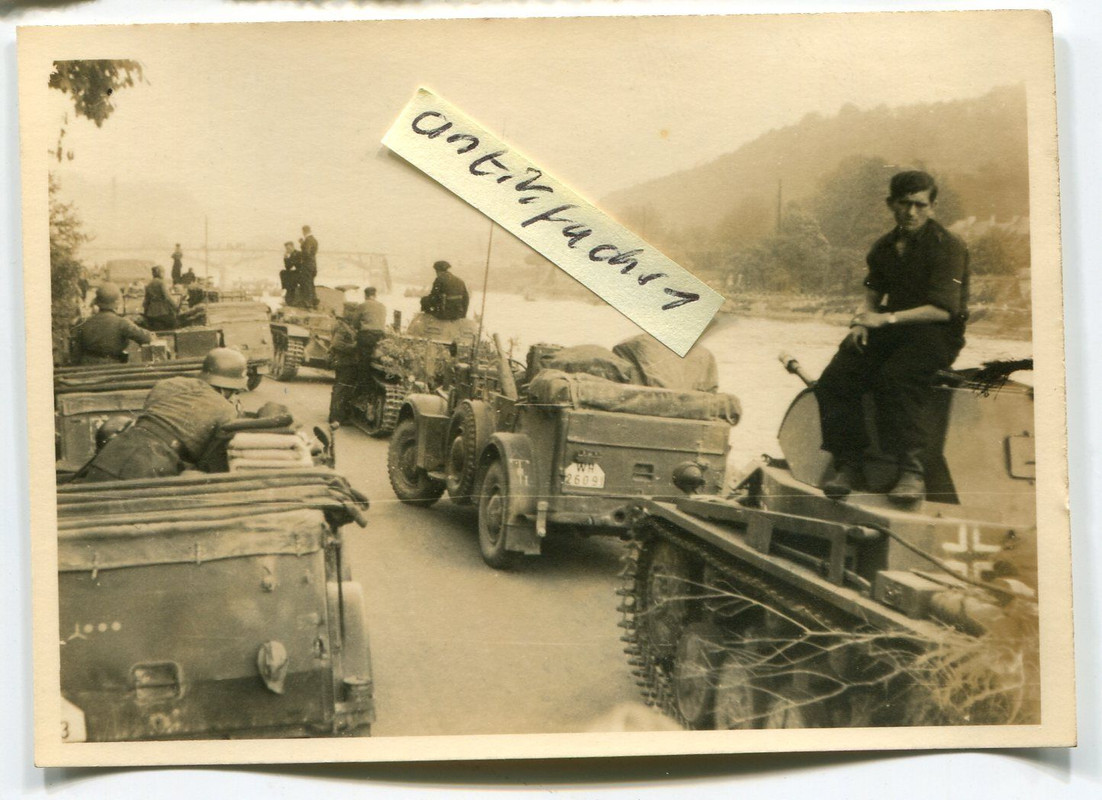 Deut. Panzer und Kübelwagen im Westen beim Front