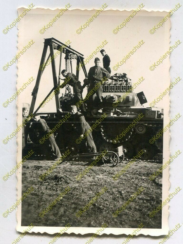 Foto, Panzer-Regiment 33, Panzer in Reparatur in Zamość, Polen