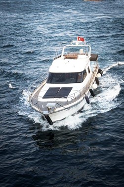 Un bateau avec un panneau solaire à l’avant panneau-solaire-300W-bateau