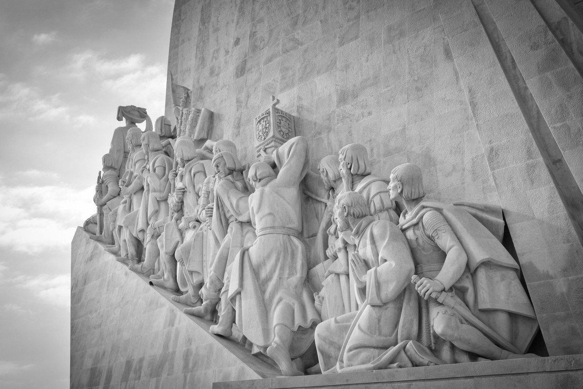 blacknwhite-statues-lisbon.jpg