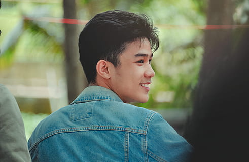 4k-wallpaper-blur-boy-close-up-thumbnail