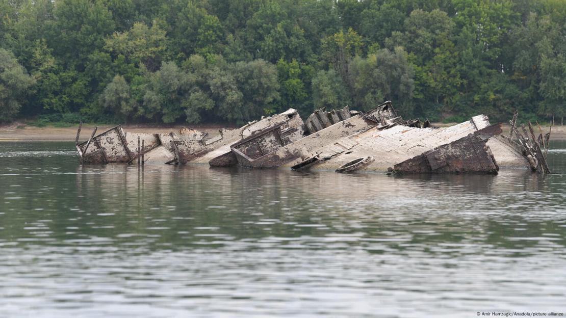 Buque de guerra nazi en un Danubio casi seco