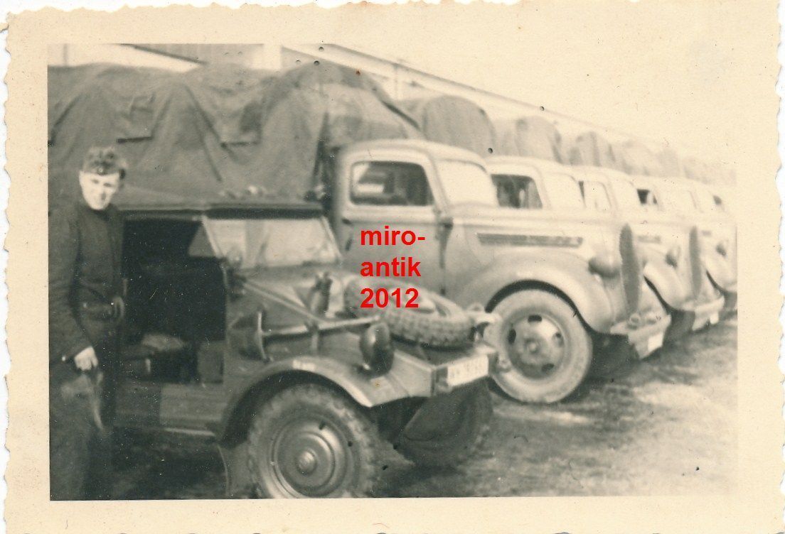 Foto, Wehrmacht, Soldat vor seinem PKW, Kübel