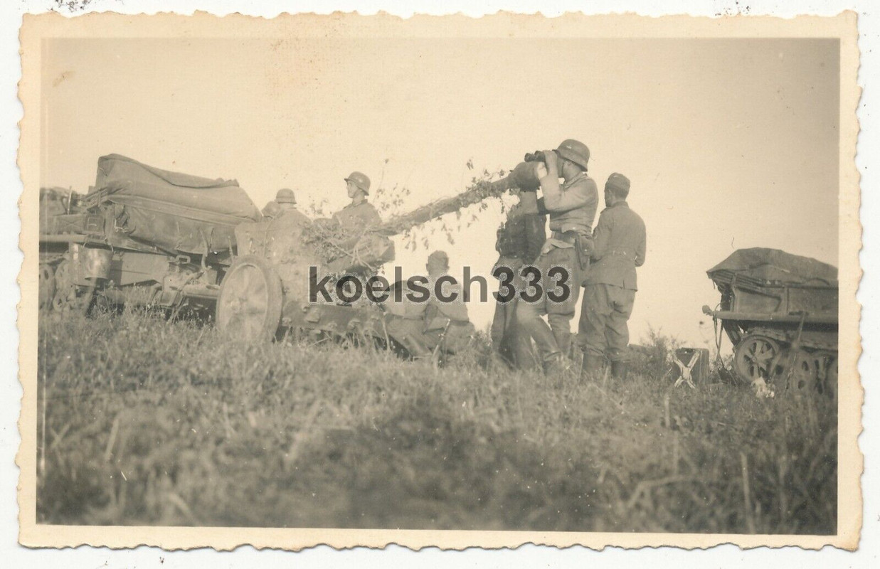 Foto Panzerjäger der Wehrmacht am 5cm PaK Geschütz hinter Halbkette im Osten