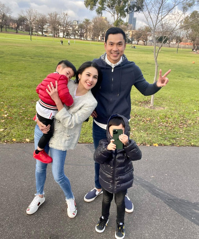 Momen seru Sandra Dewi liburan ke Australia sambil memboyong keluarga kecilnya untuk bermain di sebuah taman.