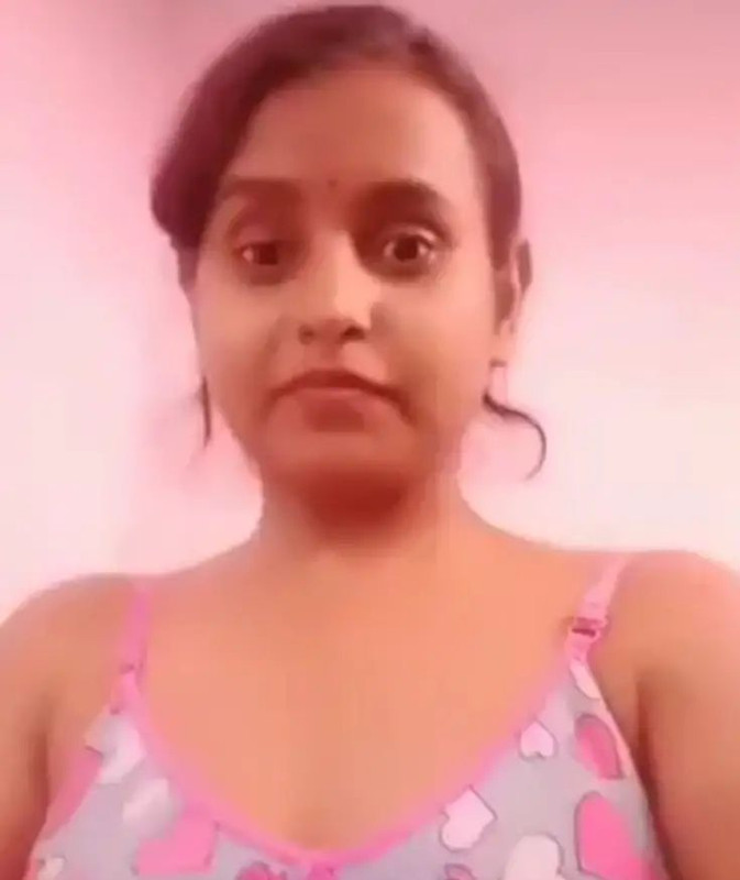 Desi bhabhi boobs show and viral boobs sucking nude video