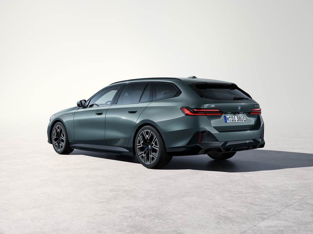 P90536870_highRes_the-new-bmw-i5-edriv