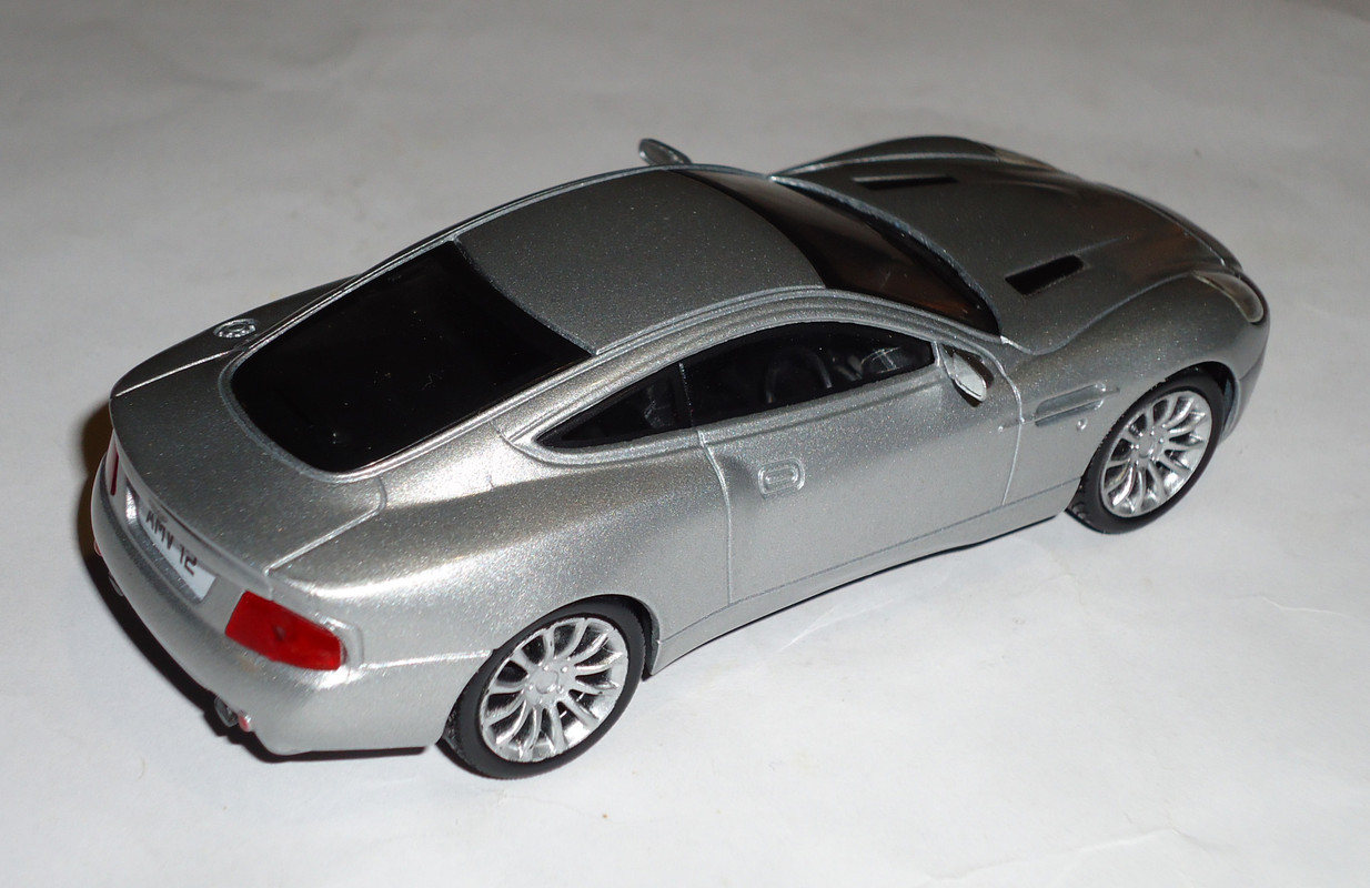 Aston-Martin-V12 Vanquish 1