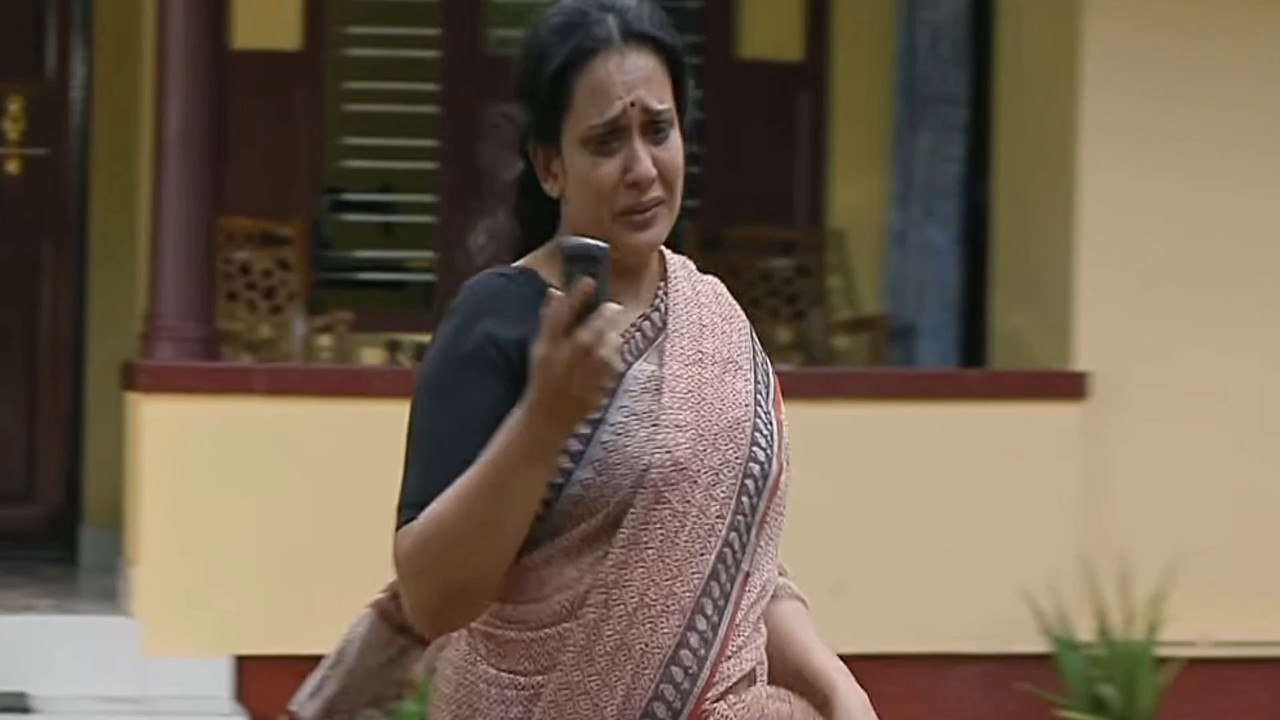 Mala Parvati Hot Navel Slips and Boobs in Saree.mkv_snapshot_00.10.295