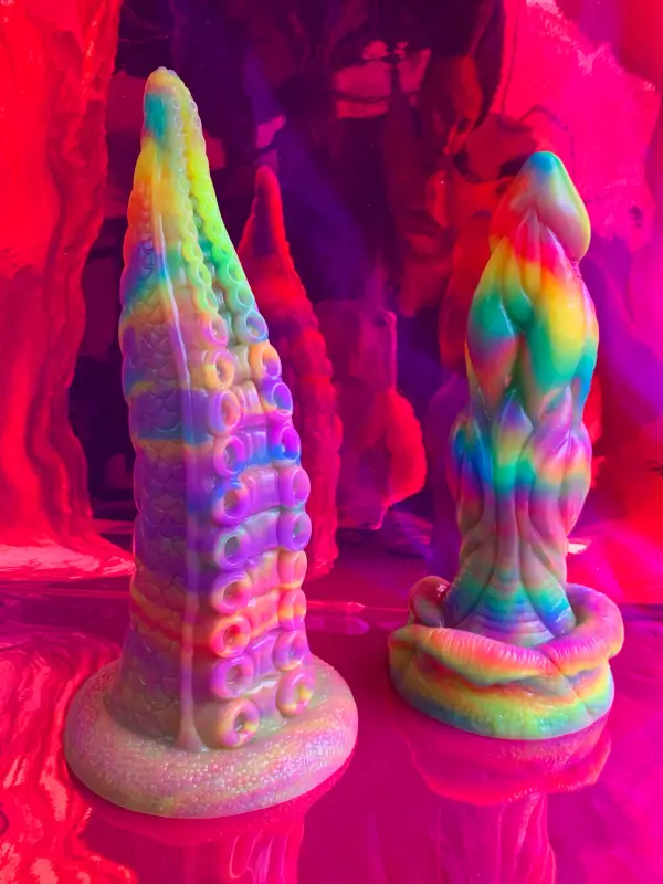 rainbow-monster-dildo-suction-cup-00.webp