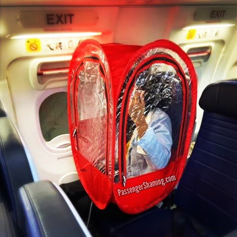 Penumpang memakai under weather pod di dalam pesawat